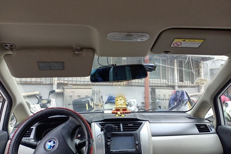 Used Venucia R50 2015 1.6L Automatic Fashion Edition
