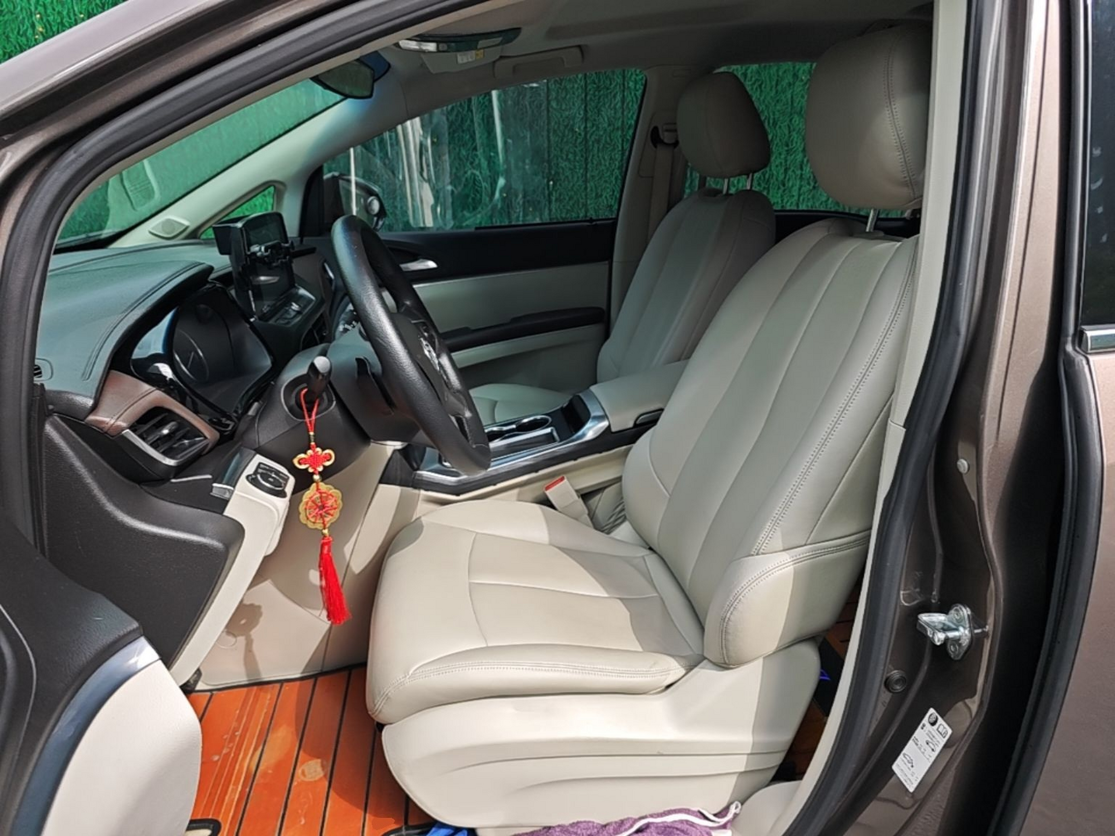 Переднее сиденье в автомобиле