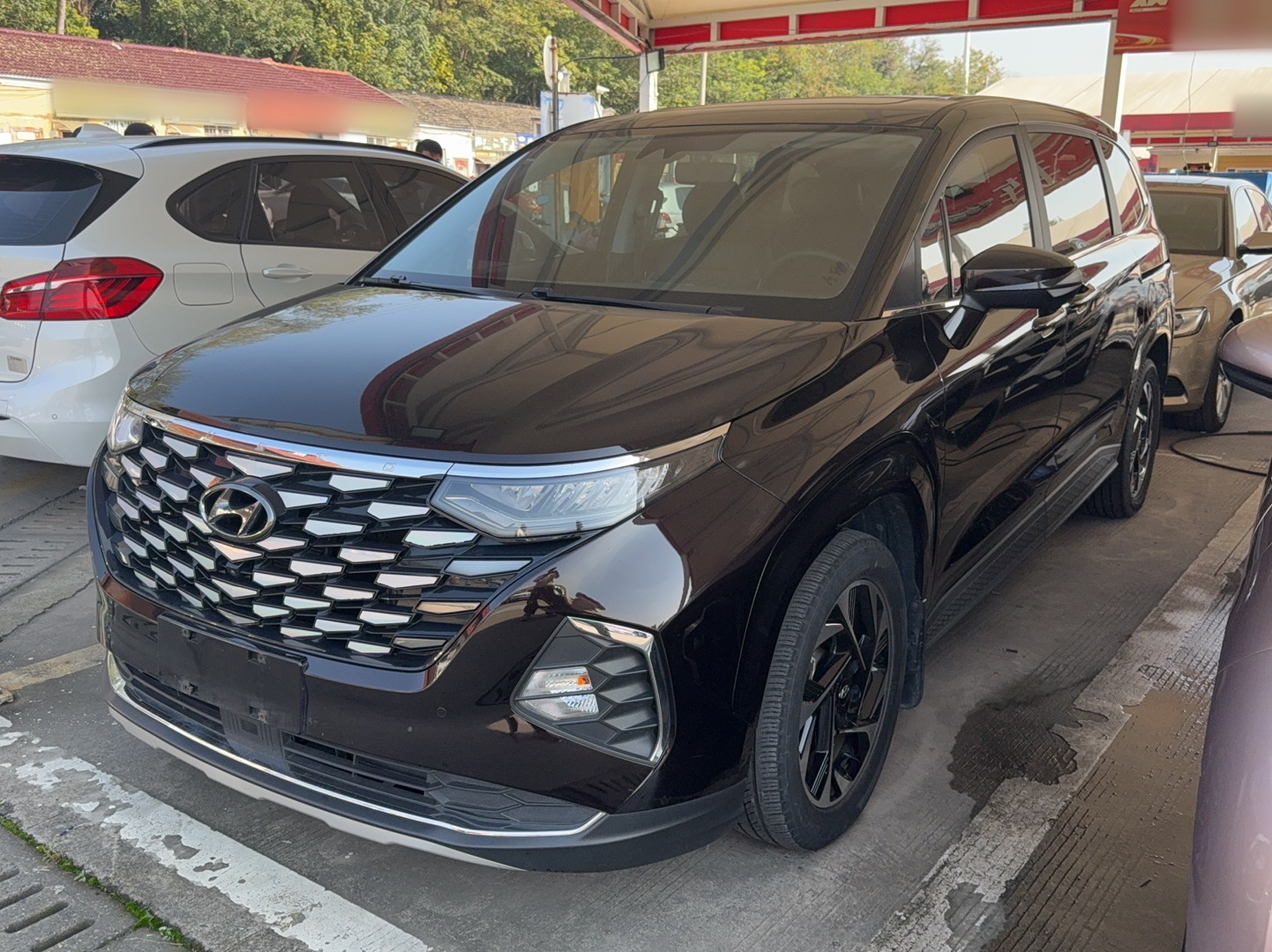 Под передней частью автомобиля