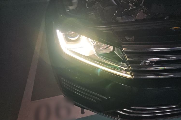 Used Volkswagen Touareg 2017 3.0 TSI R-Line Peak Edition Right Front Headlight