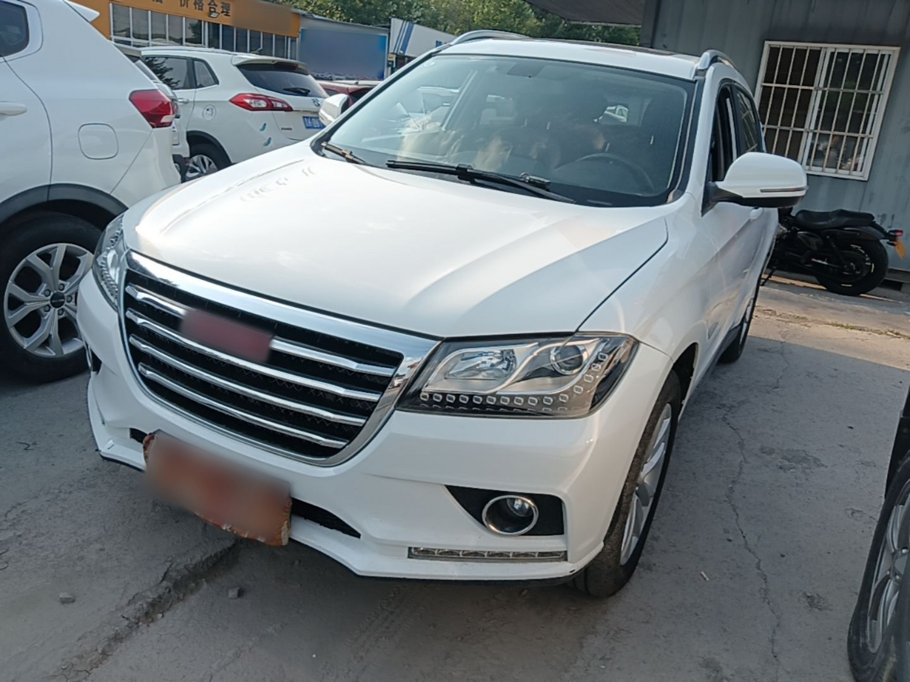 Под передней частью автомобиля