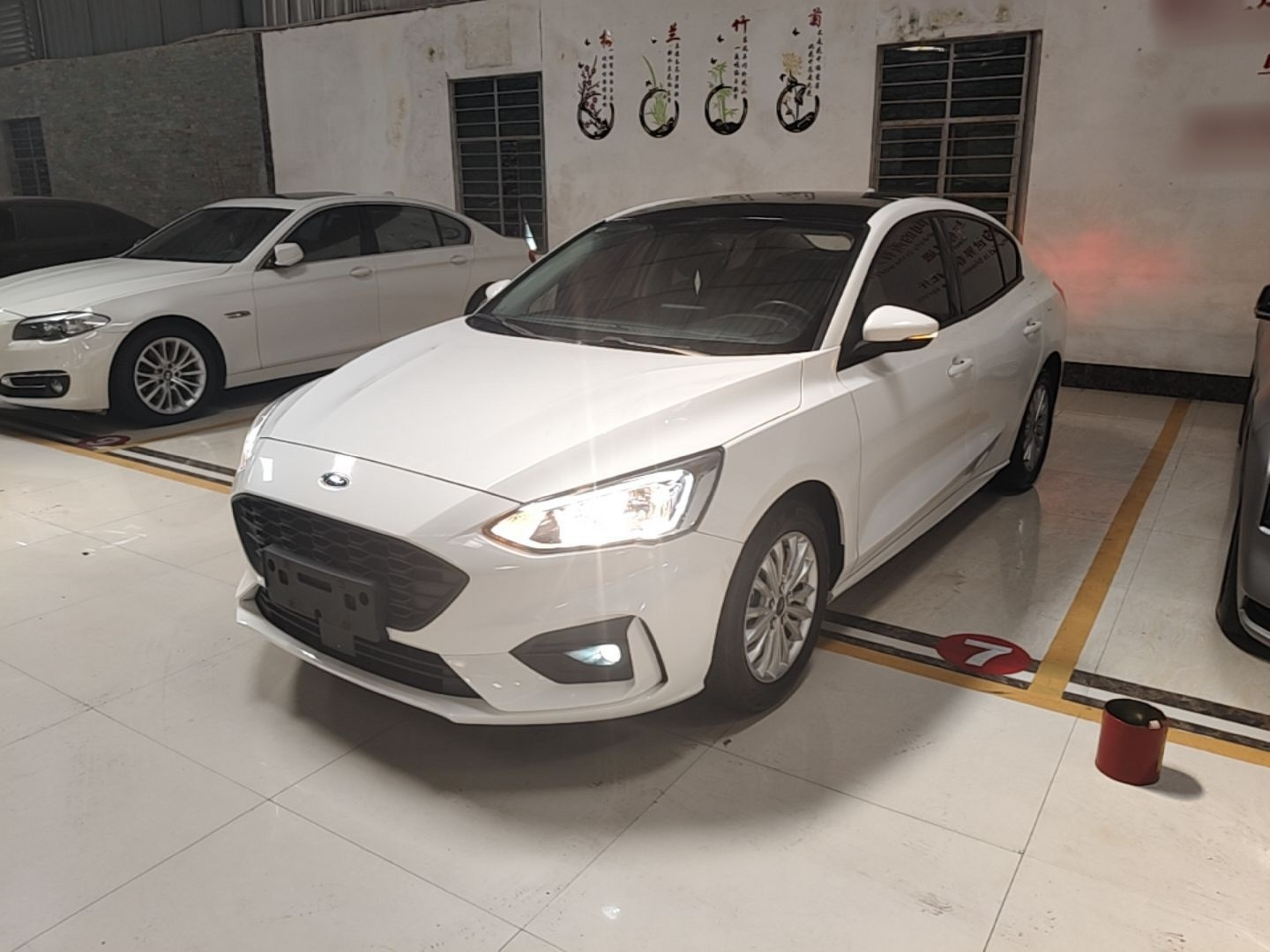 Sob a frente do carro