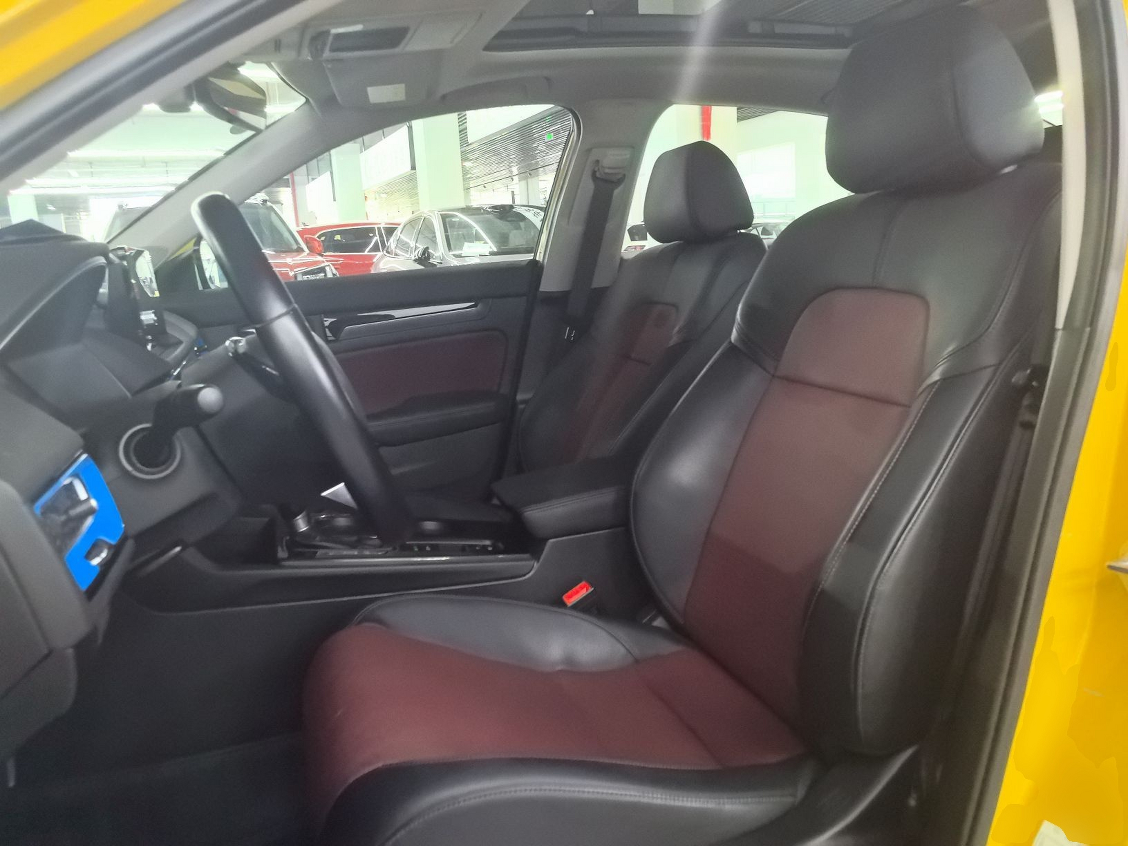 المقاعد الأمامية داخل السيارة