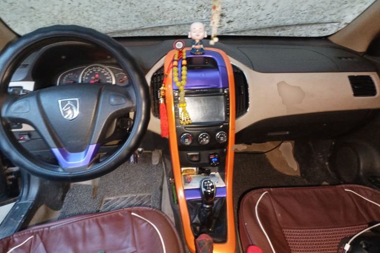 Used Baojun 630 2013 1.5L manual standard version
