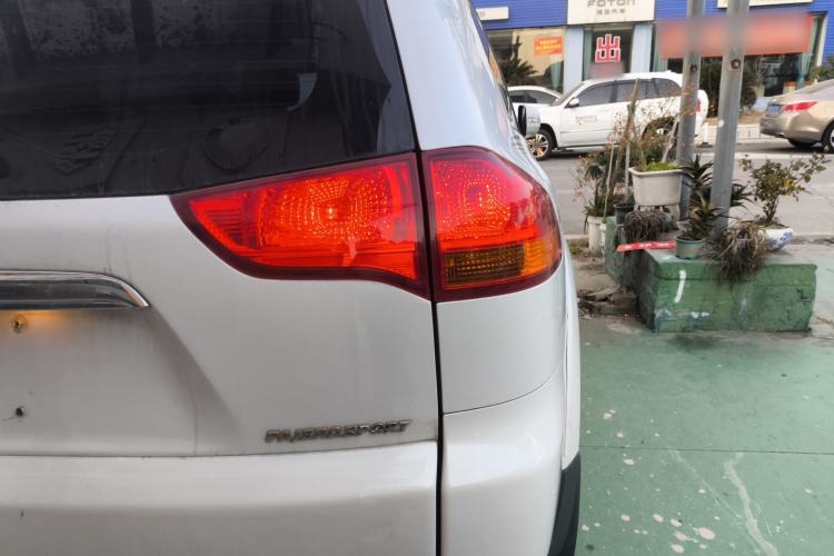 Used Mitsubishi Pajero Sport 2013 2.4L Manual Two-Wheel Drive Comfort Edition Exterior 6