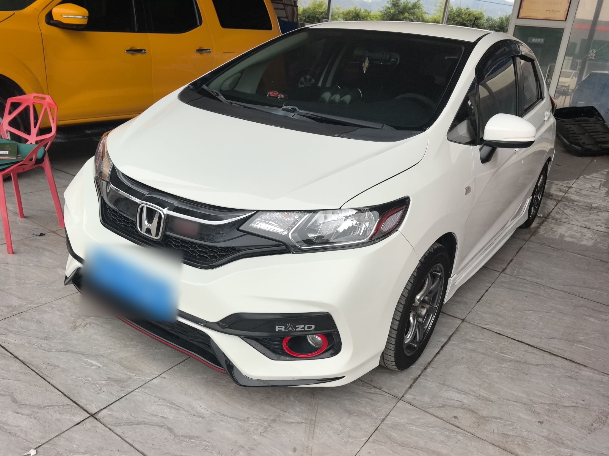 تحت مقدمة السيارة