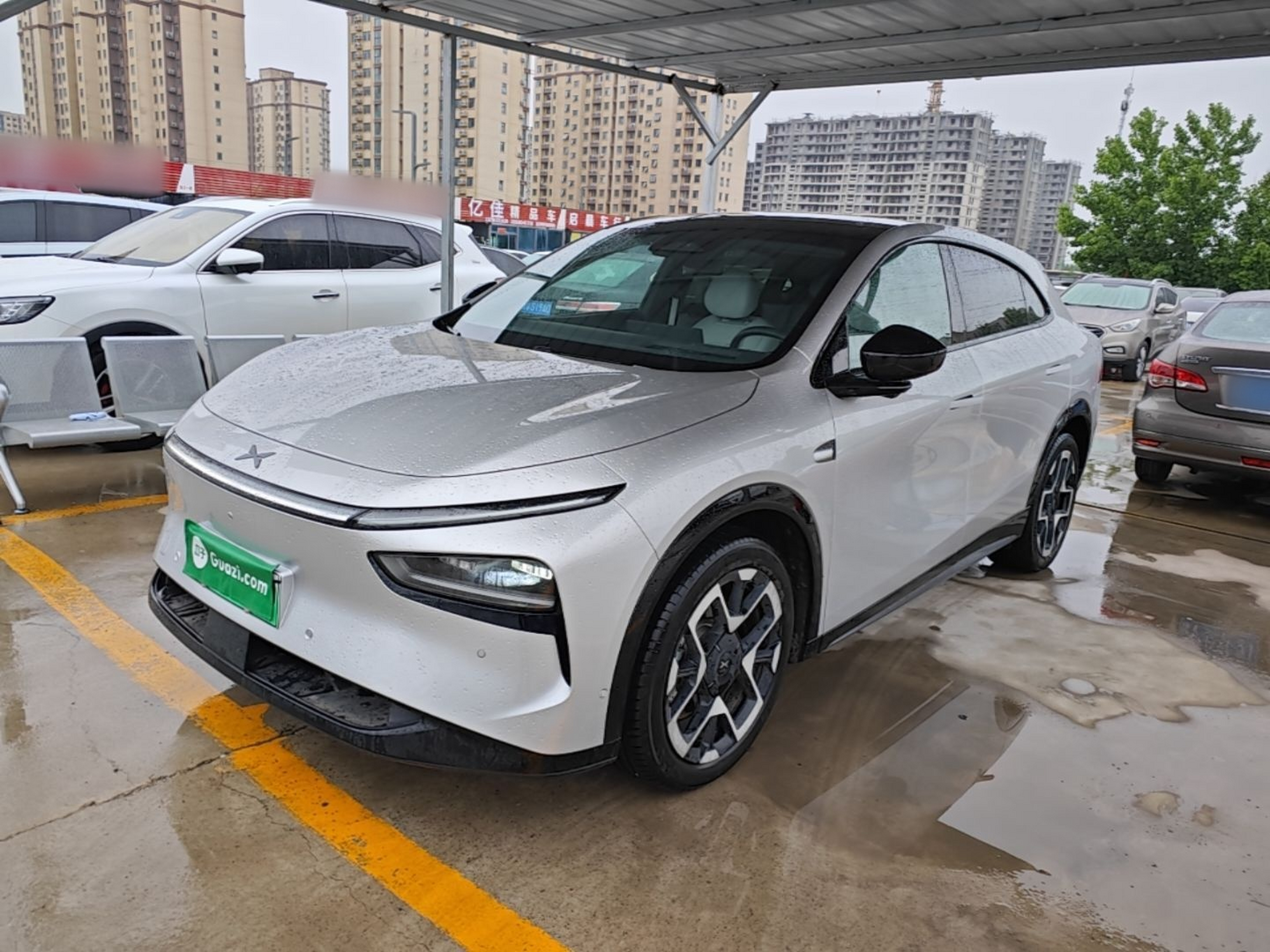 Под передней частью автомобиля