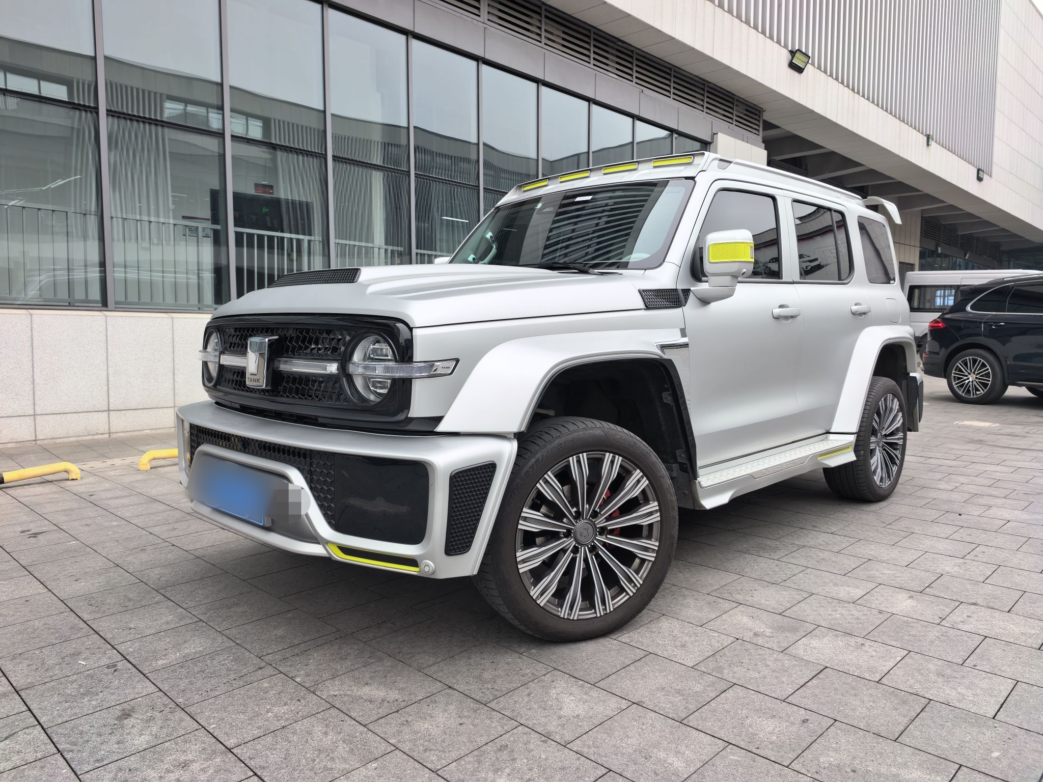 تحت مقدمة السيارة