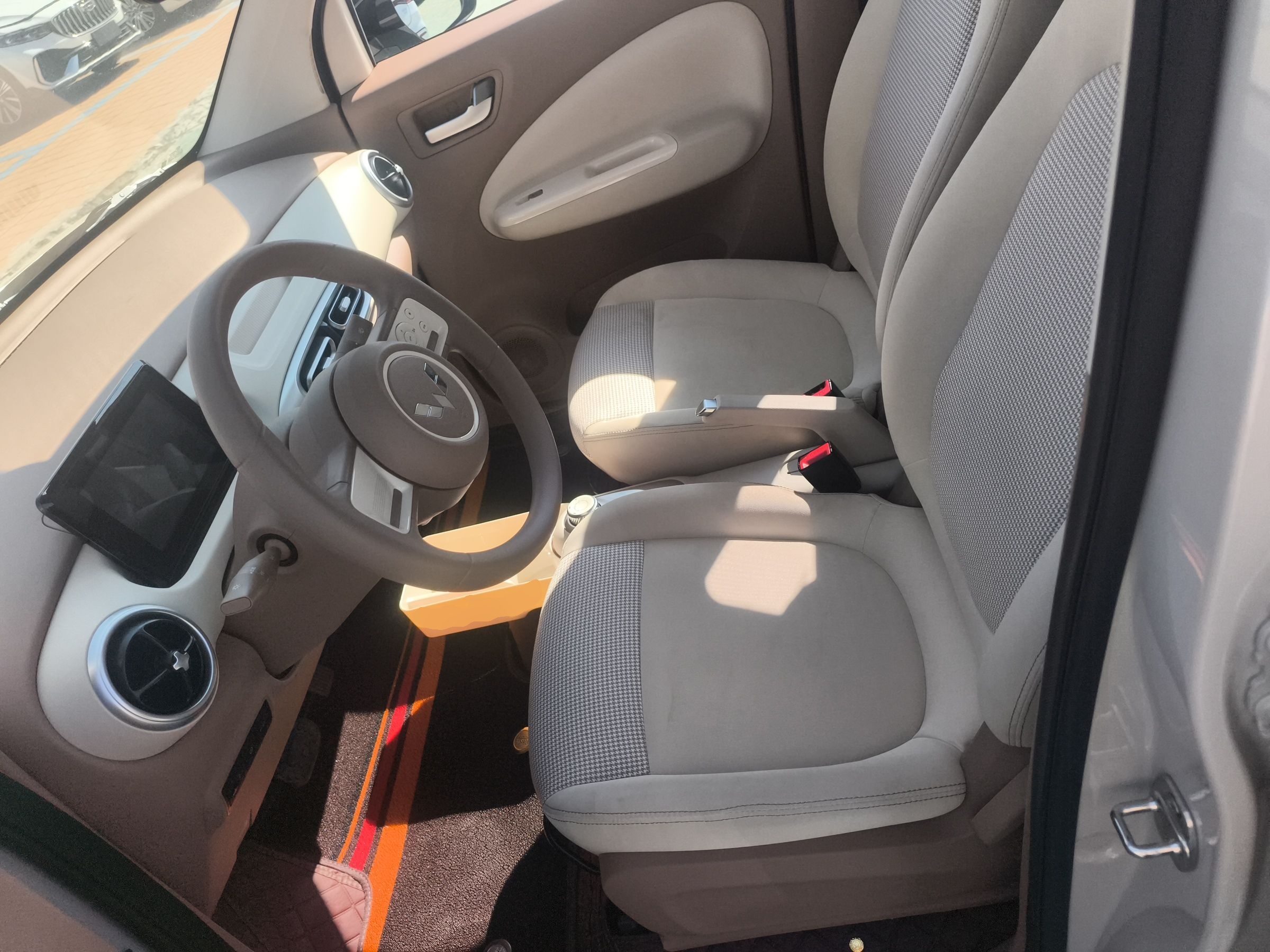 Переднее сиденье в автомобиле