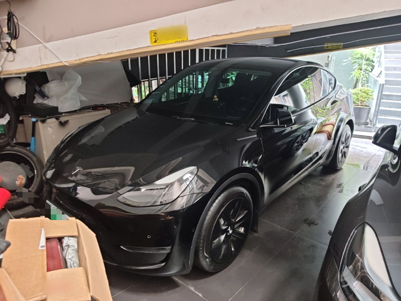 Под передней частью автомобиля