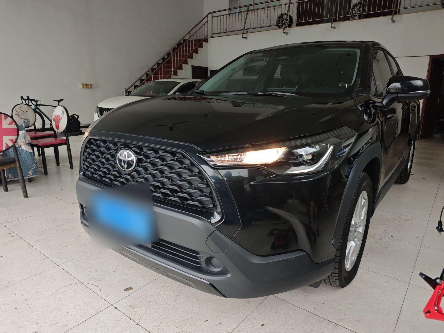 Под передней частью автомобиля