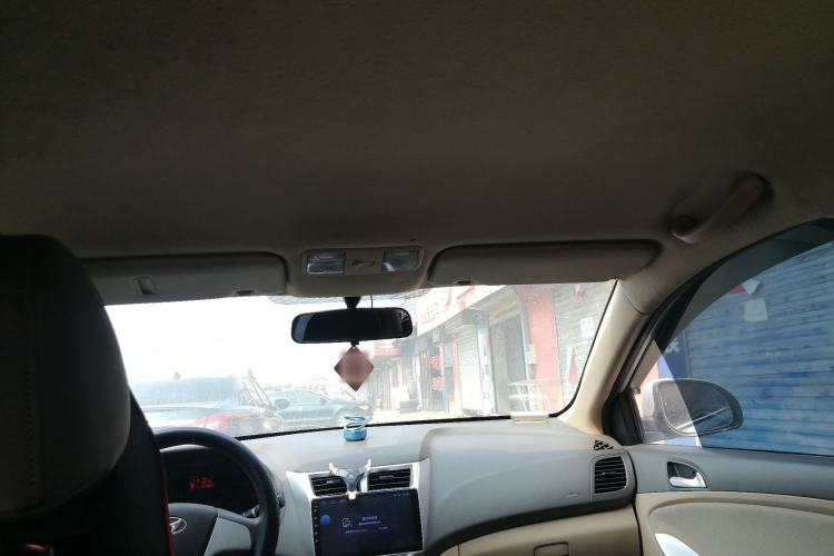 Used Hyundai Verna (older generation) 2010 Sedan 1.4L Automatic Comfort Model GS Headliner