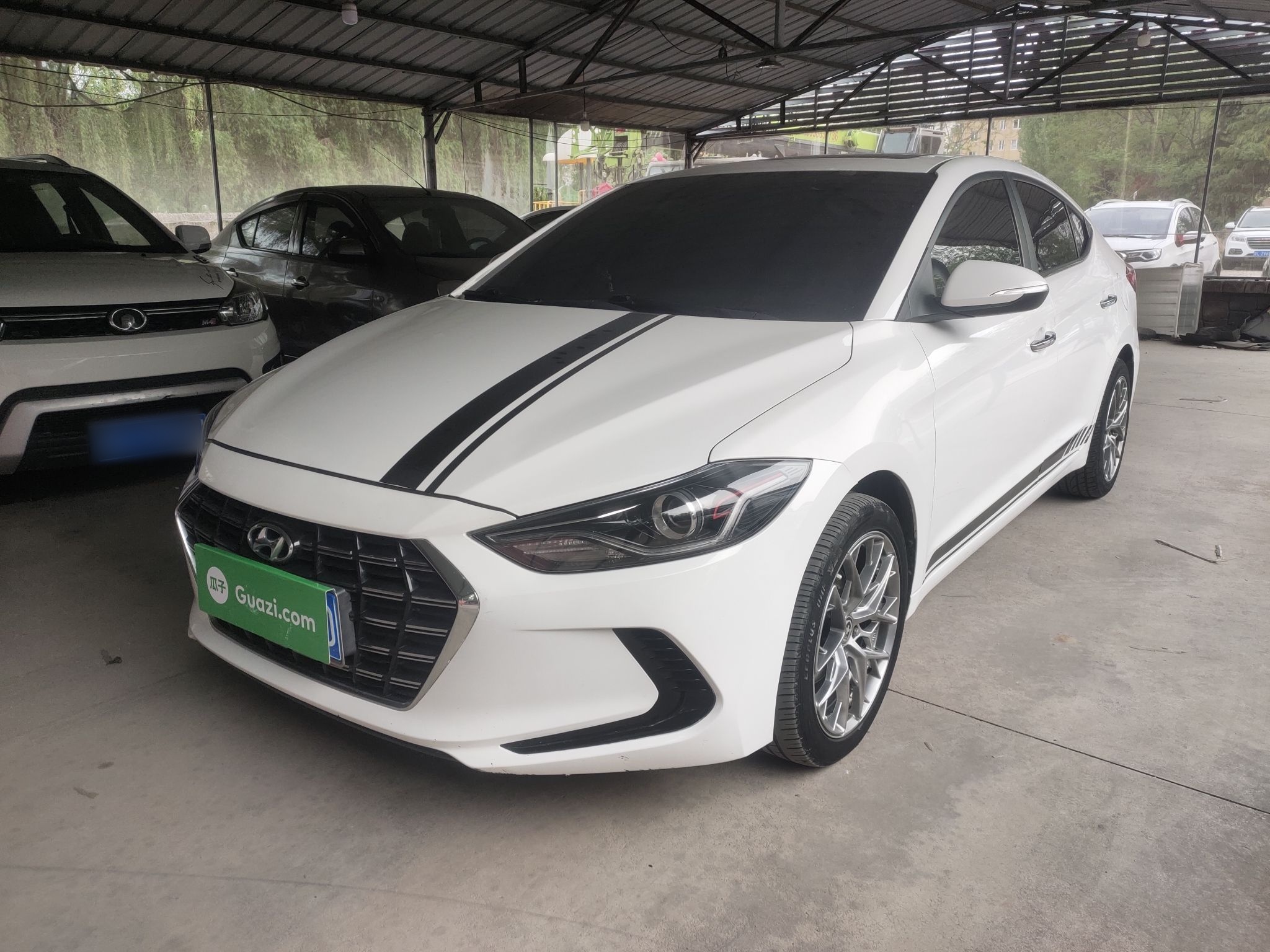 Под передней частью автомобиля