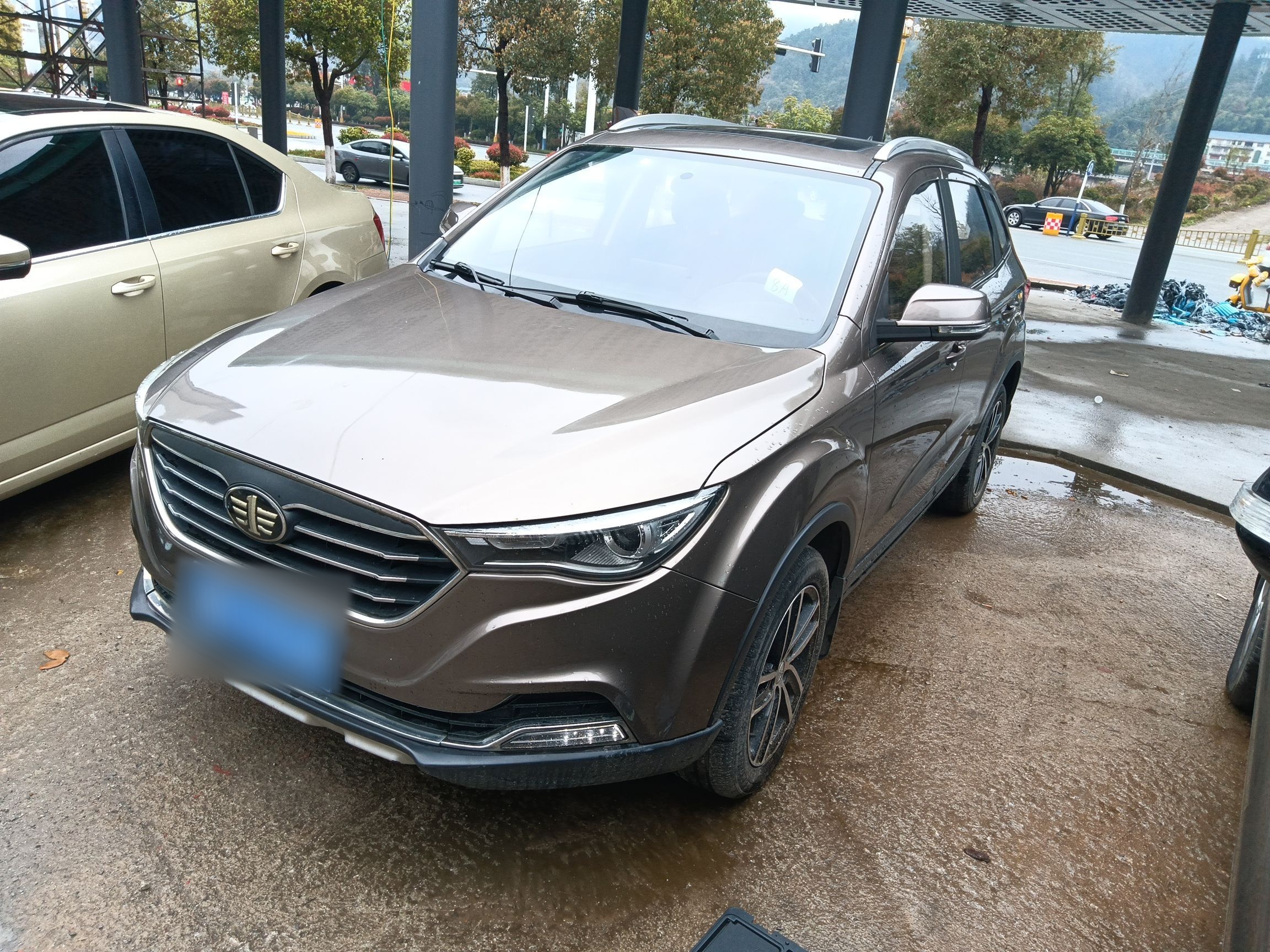 تحت مقدمة السيارة