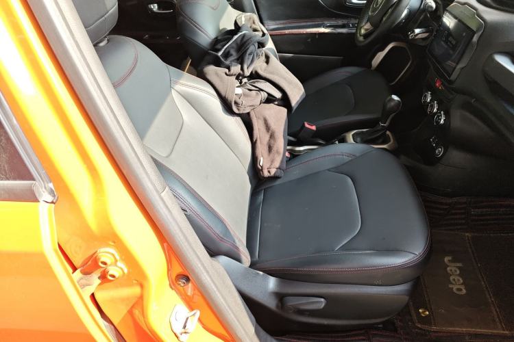 Used Jeep Renegade 2017 180T Automatic High-Energy Version Right Front Seat