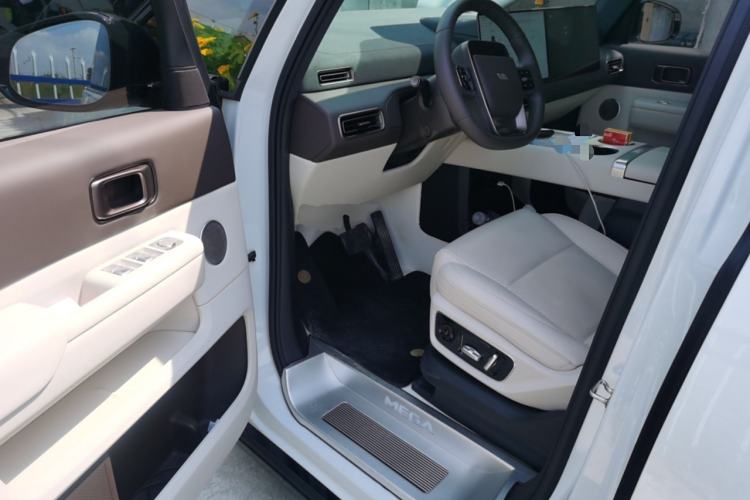 Used Li Auto MEGA 2024 Ultra Model
