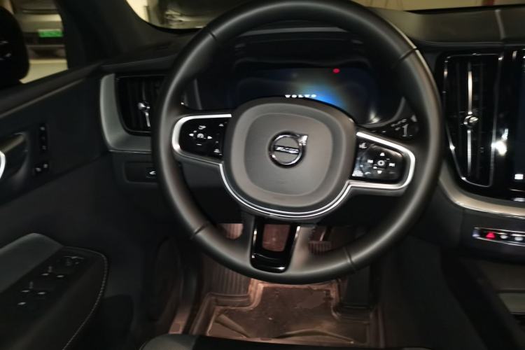 Used Volvo XC60 New Energy 2025 Plug-in Hybrid Long-Range All-Wheel Drive Zhiyuan Extreme Night Black Edition Steering Wheel