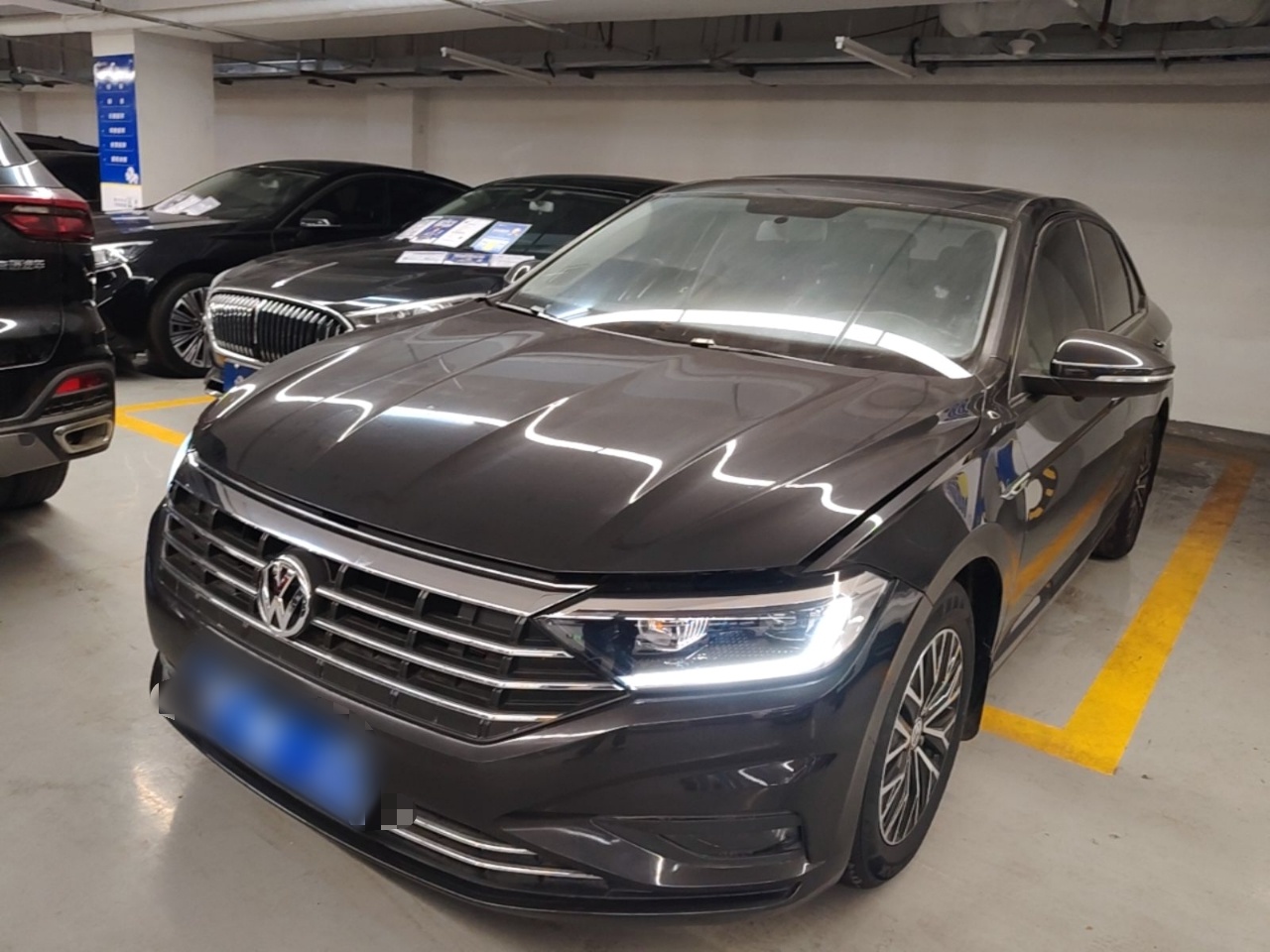 Под передней частью автомобиля