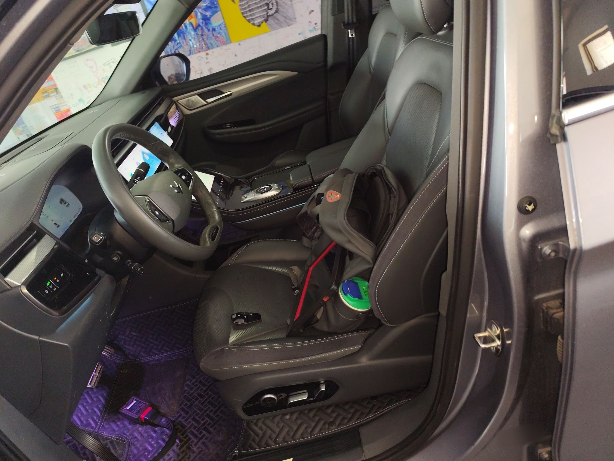 المقاعد الأمامية داخل السيارة