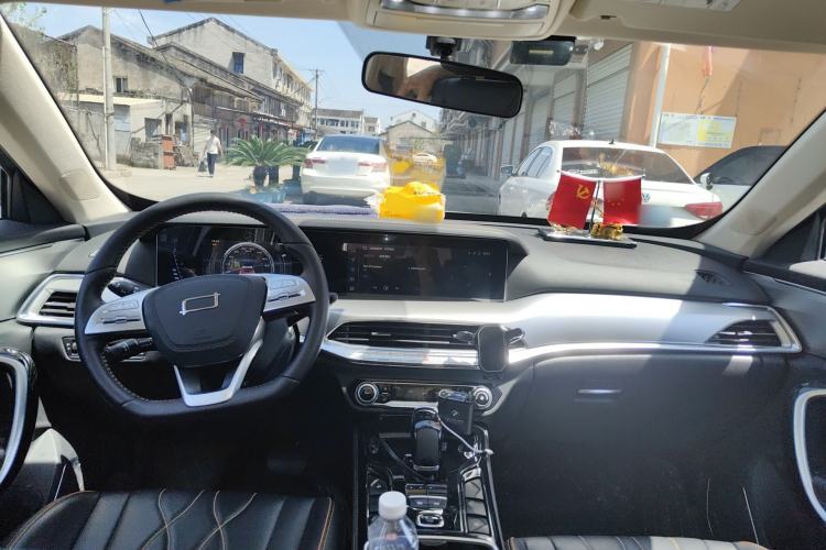 Used Bestune T77 2023 1.5T Automatic Luxury Model Center Console