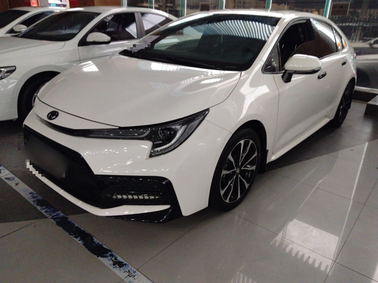 تحت مقدمة السيارة