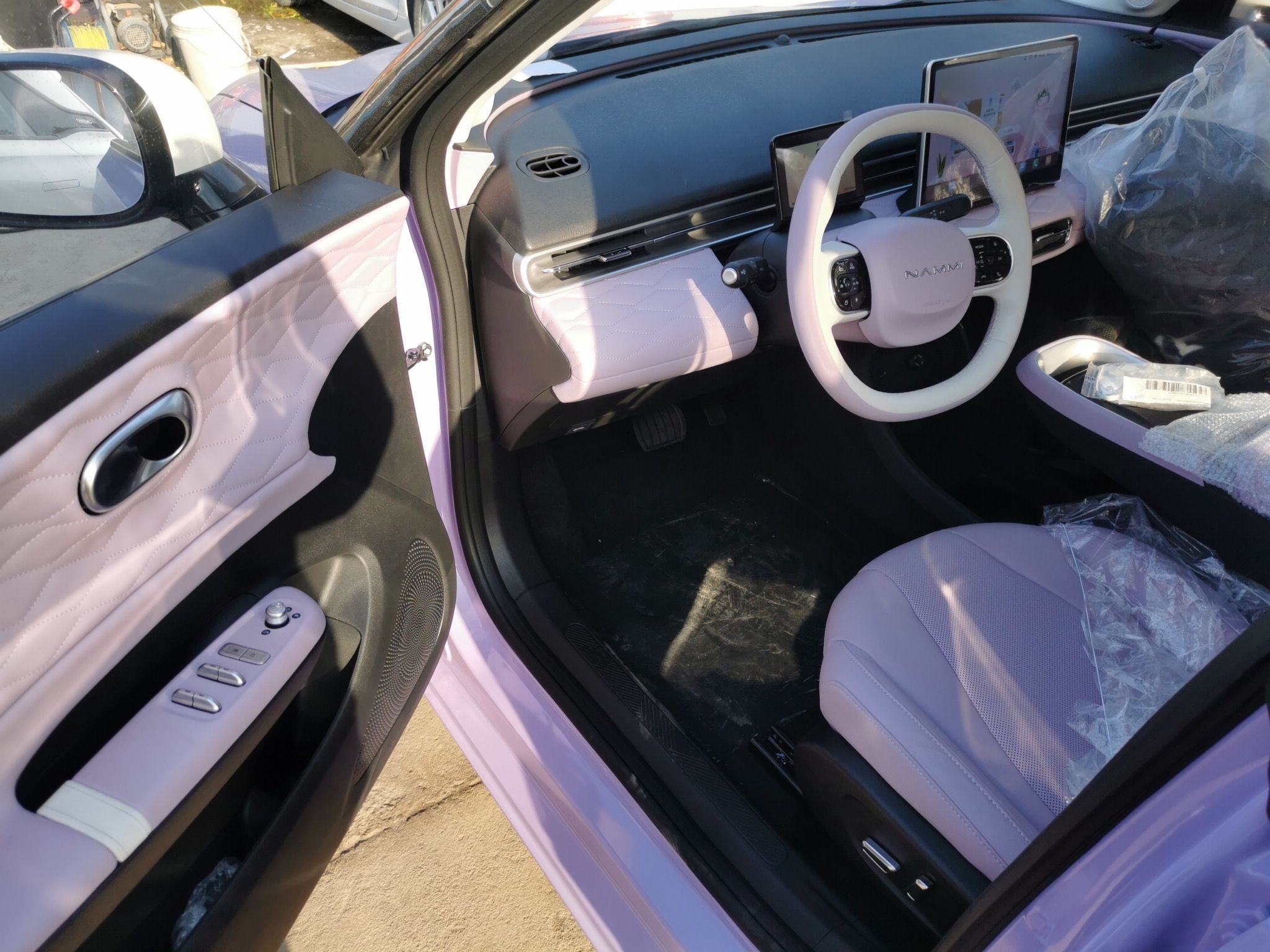 المقاعد الأمامية داخل السيارة