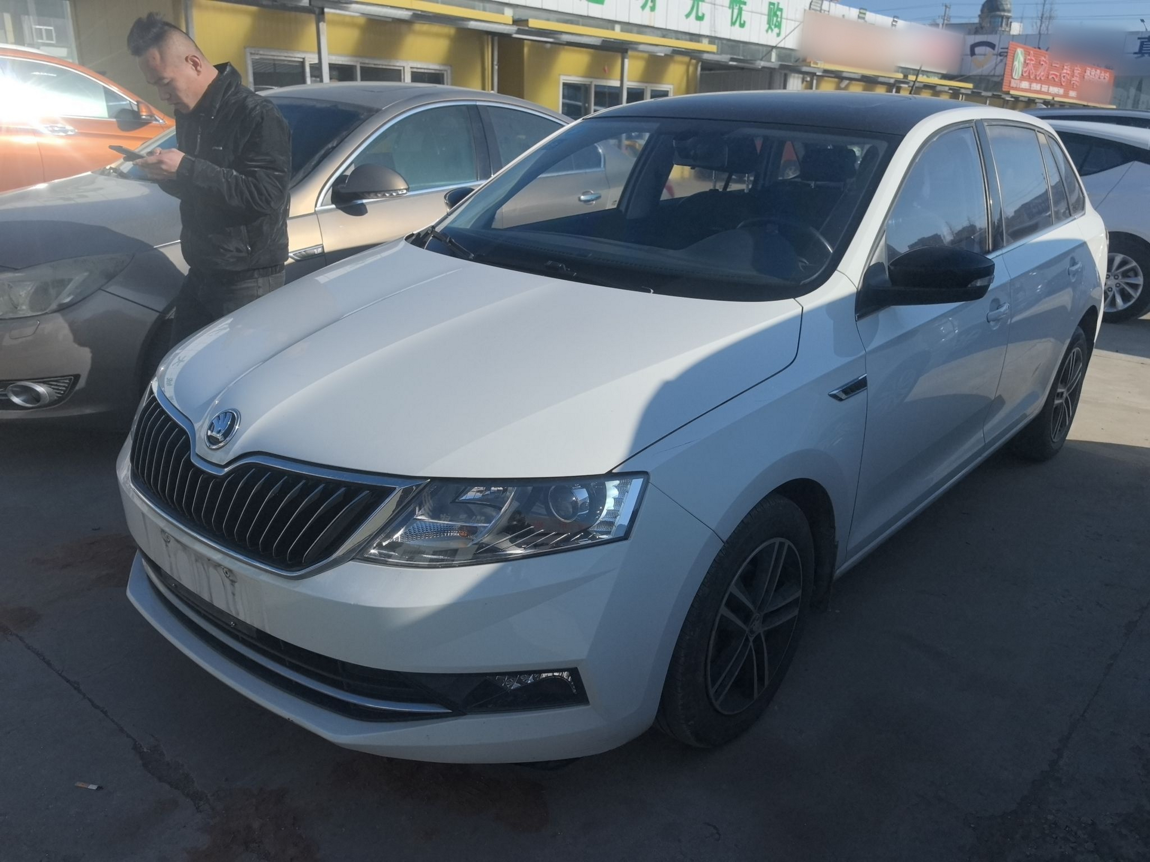 Под передней частью автомобиля