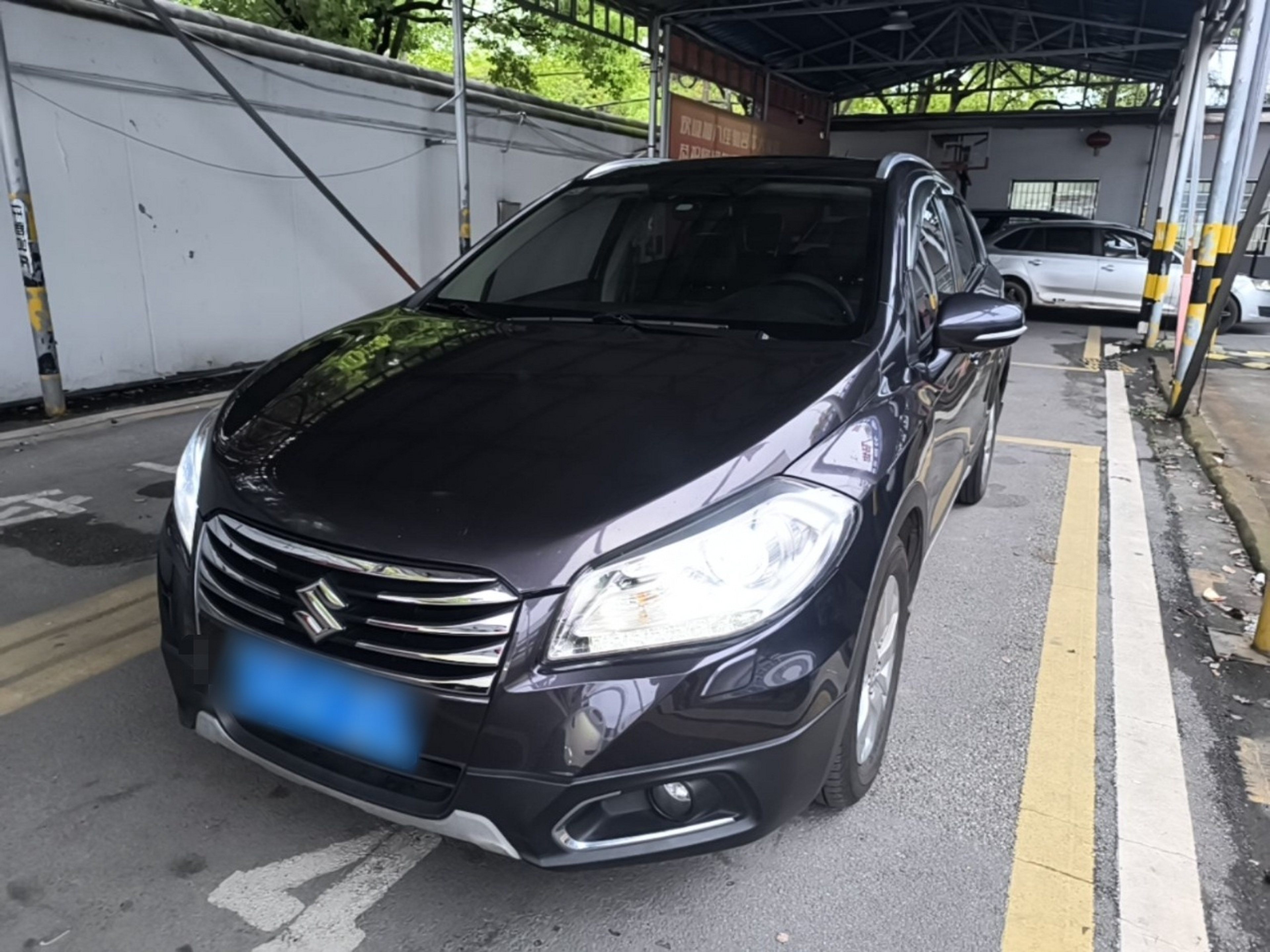 Под передней частью автомобиля