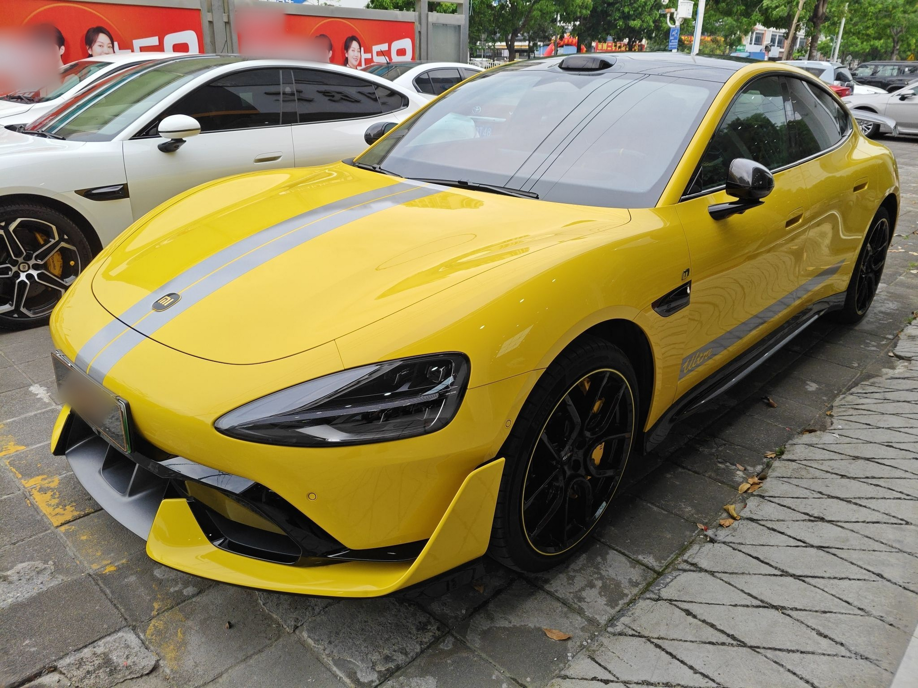 Под передней частью автомобиля