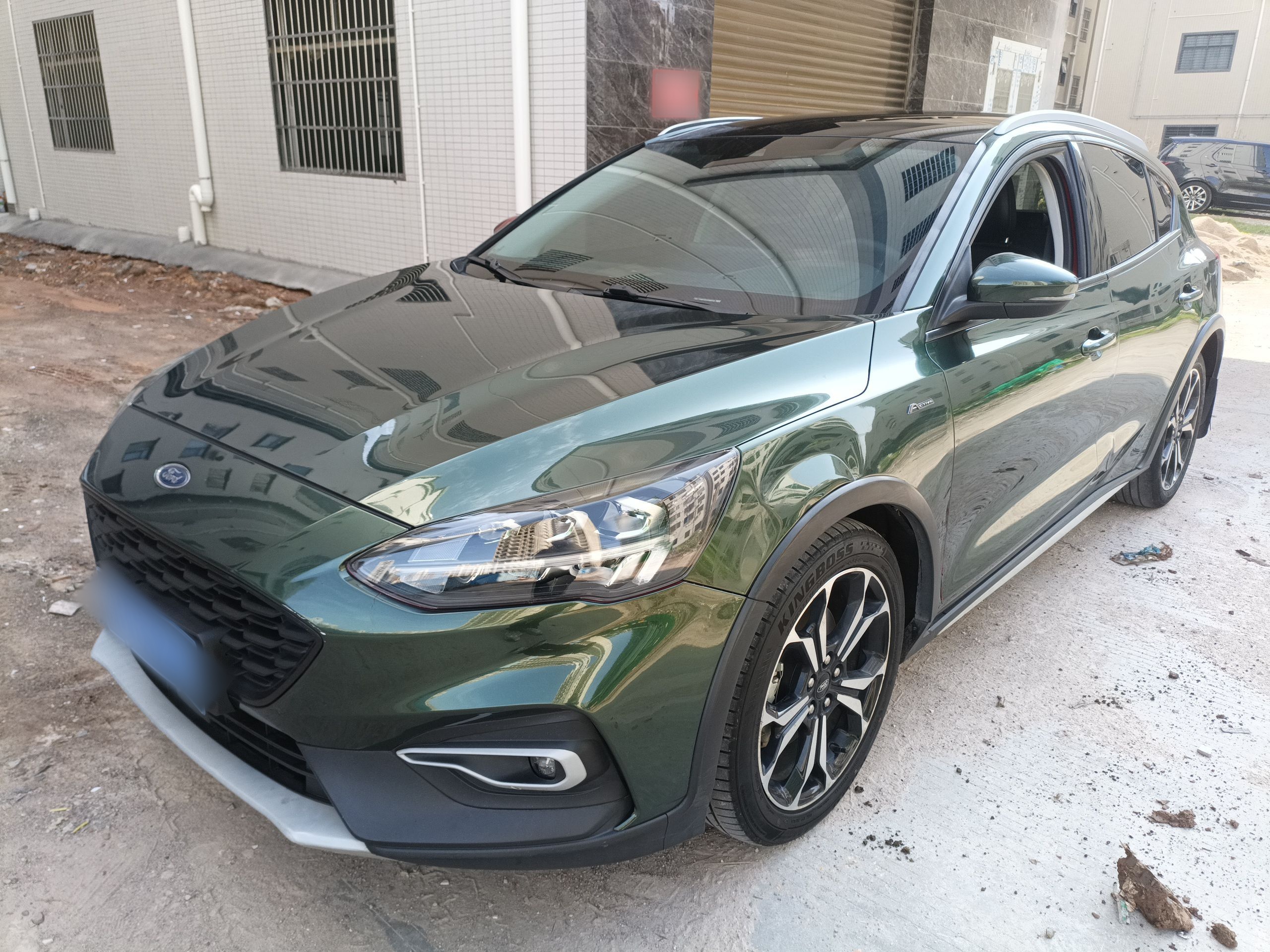 Под передней частью автомобиля