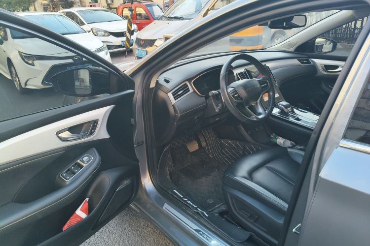 Used Roewe i6 MAX 2020 300TGI Automatic Supreme Edition with Cool Sunroof and Advanced Driving Features
