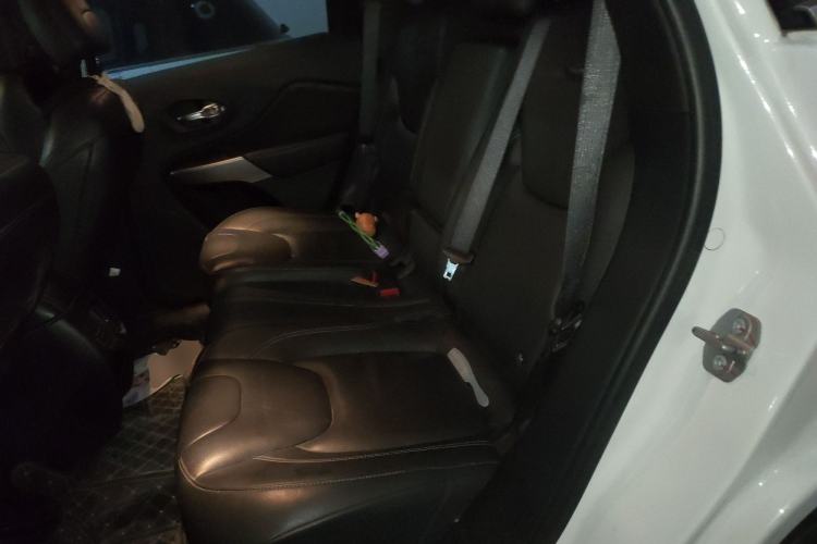 Used Jeep Cherokee 2019 2.0T Two-Wheel Drive Smart Enjoyment Version China V
