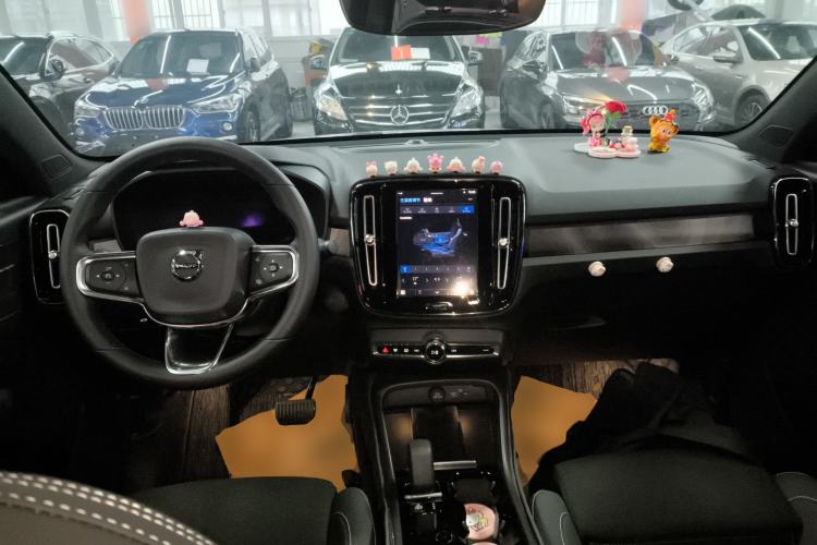 Used Volvo C40 2022 Long-Range PRO Version Center Console