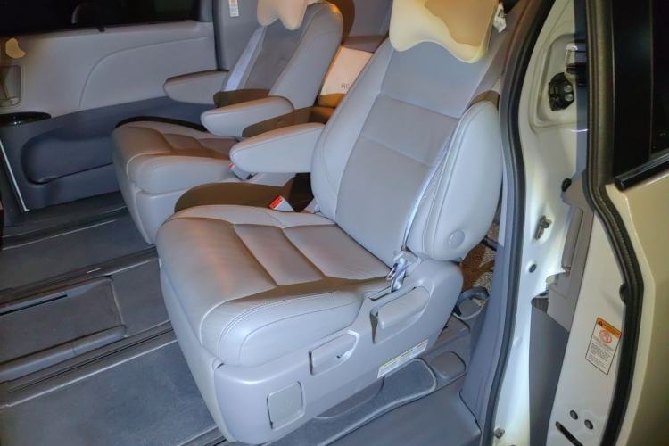 Used Toyota SIENNA 