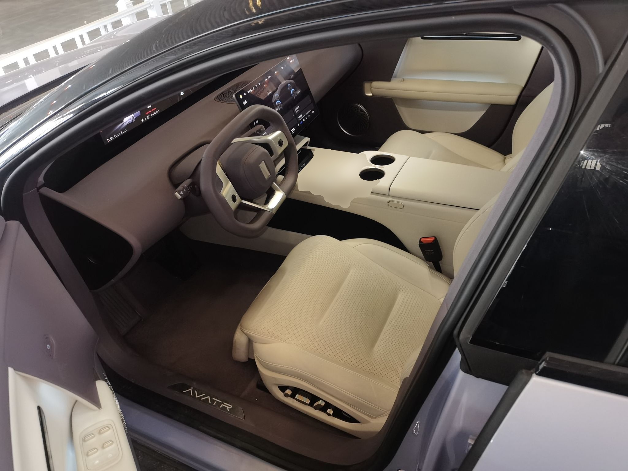 المقاعد الأمامية داخل السيارة