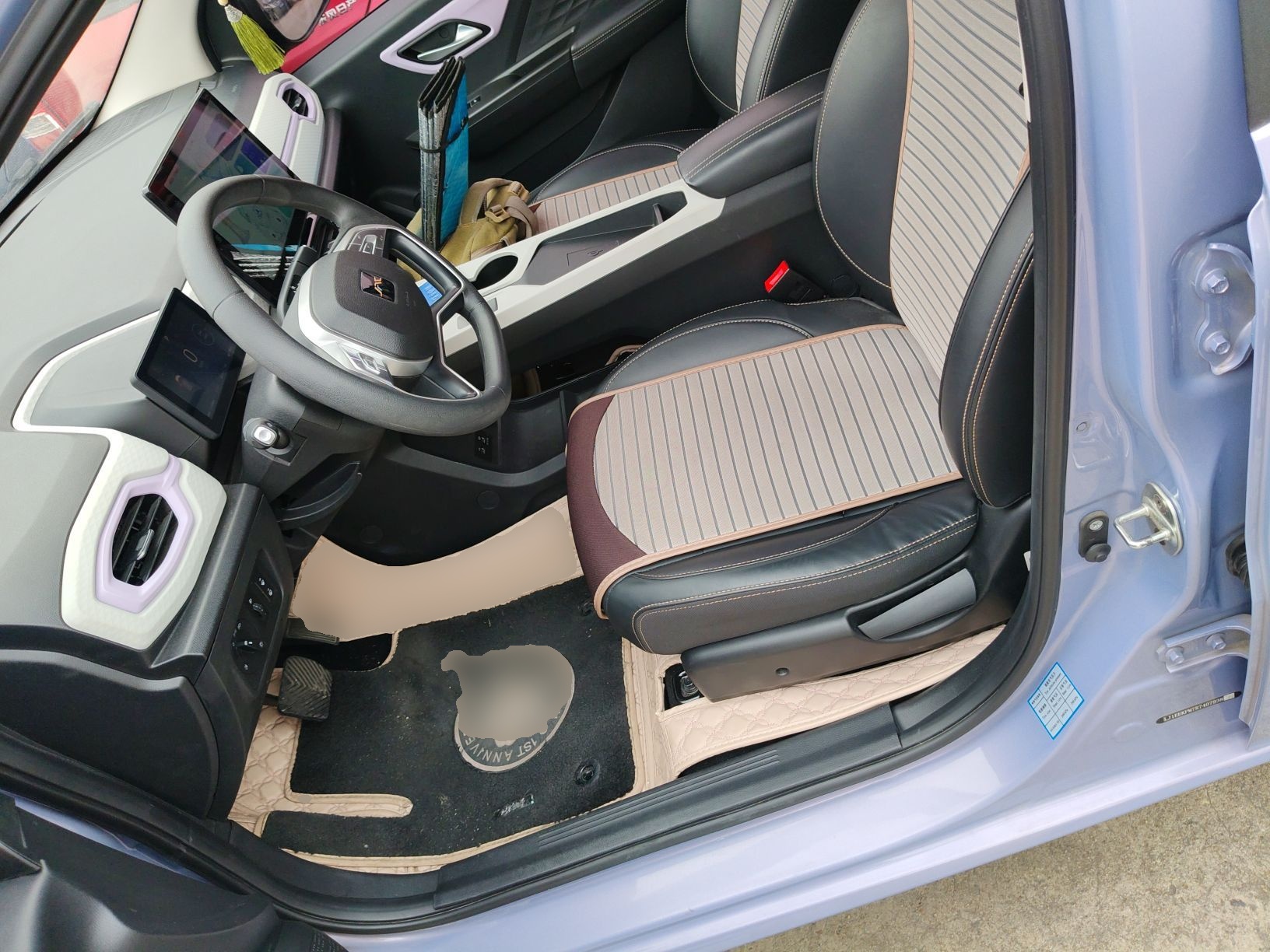 المقاعد الأمامية داخل السيارة