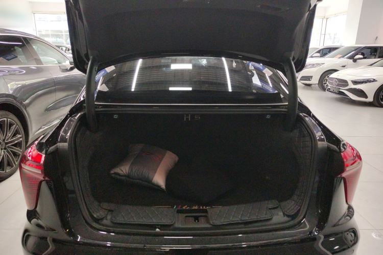 Used Hongqi H5 2025 2.0T Automatic Flag Edition – 500 000 Units Commemorative Version
