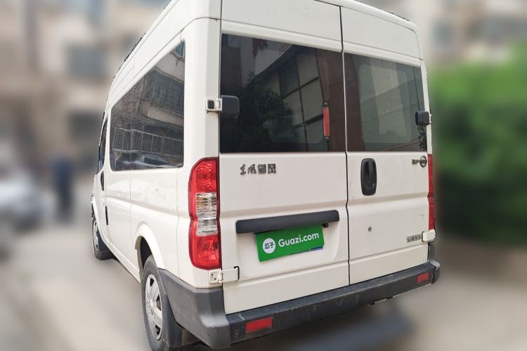 Used Dongfeng Yufeng 2014 2.5T YuliBao Logistics Vehicle Standard Features Include Short Wheelbase with Mid-Roof ZD25