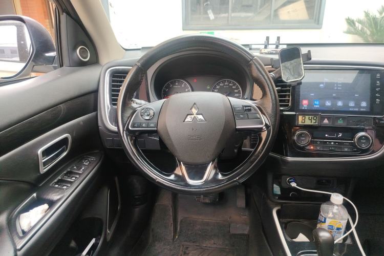 Used Mitsubishi Outlander 2018 2.0L Two-Wheel Drive Glory Edition 5 Seats Steering Wheel