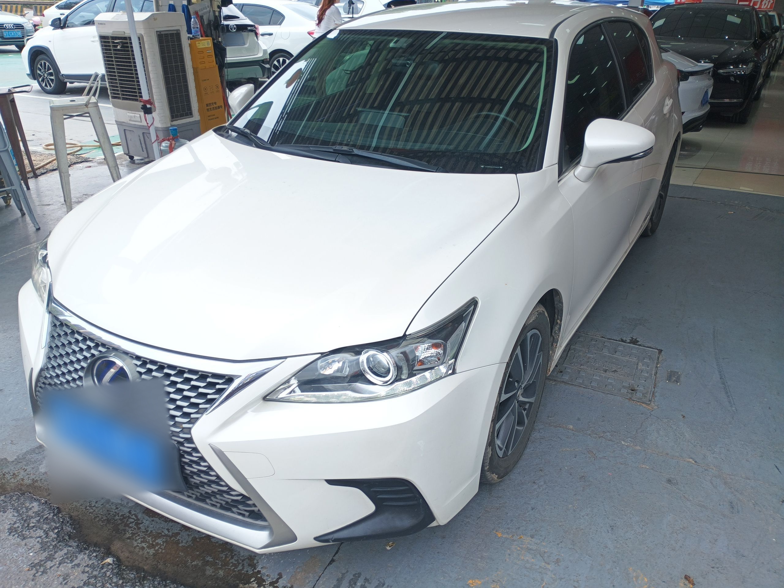 تحت مقدمة السيارة