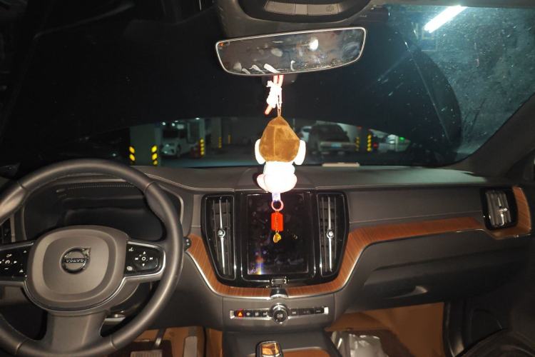 Used Volvo XC60 2024 B5 4x4 Smart Luxury Edition Center Console