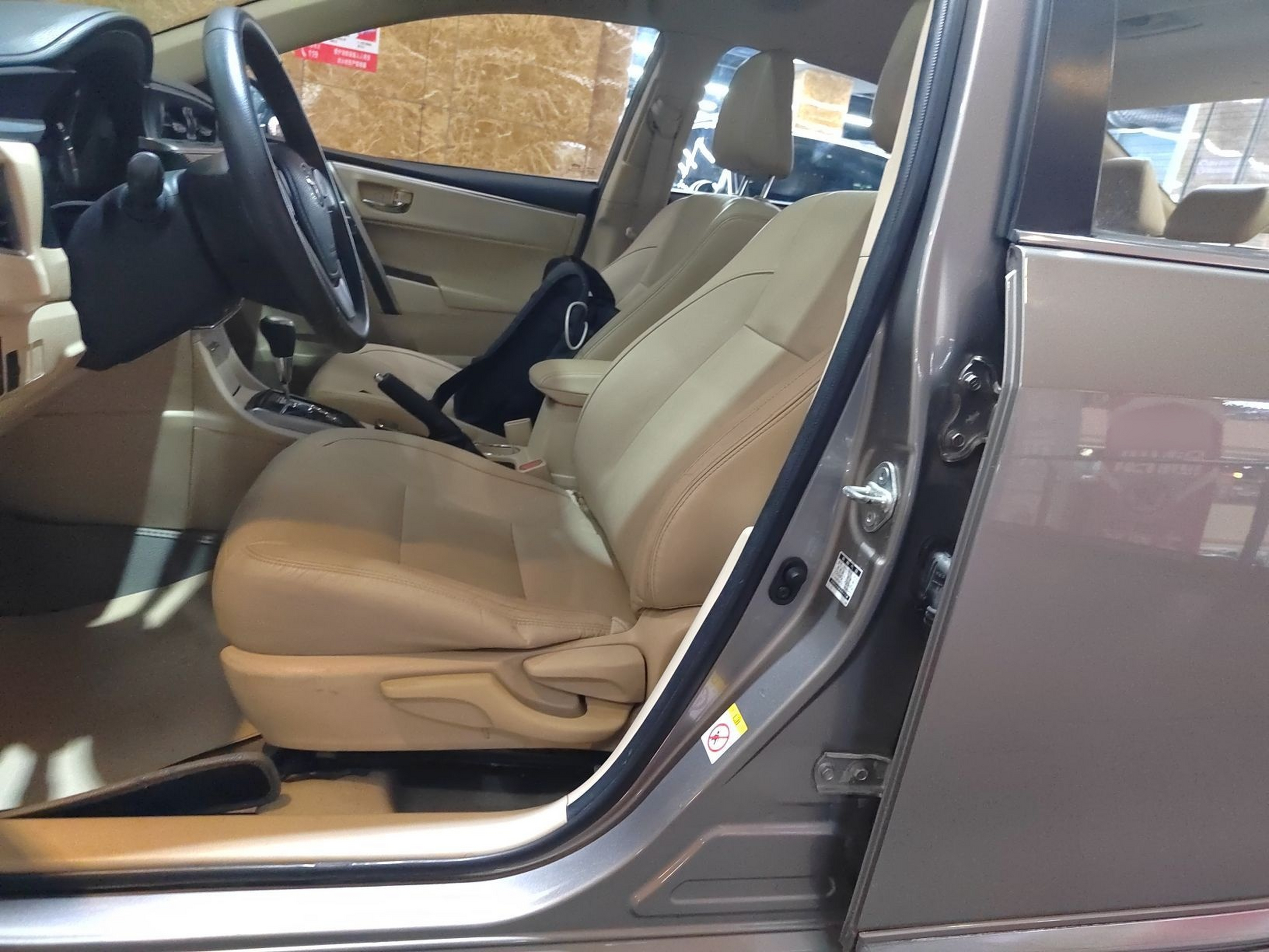 المقاعد الأمامية داخل السيارة