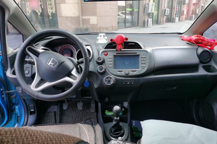 Used Honda Fit 2011 1.5L manual luxury version Center Console