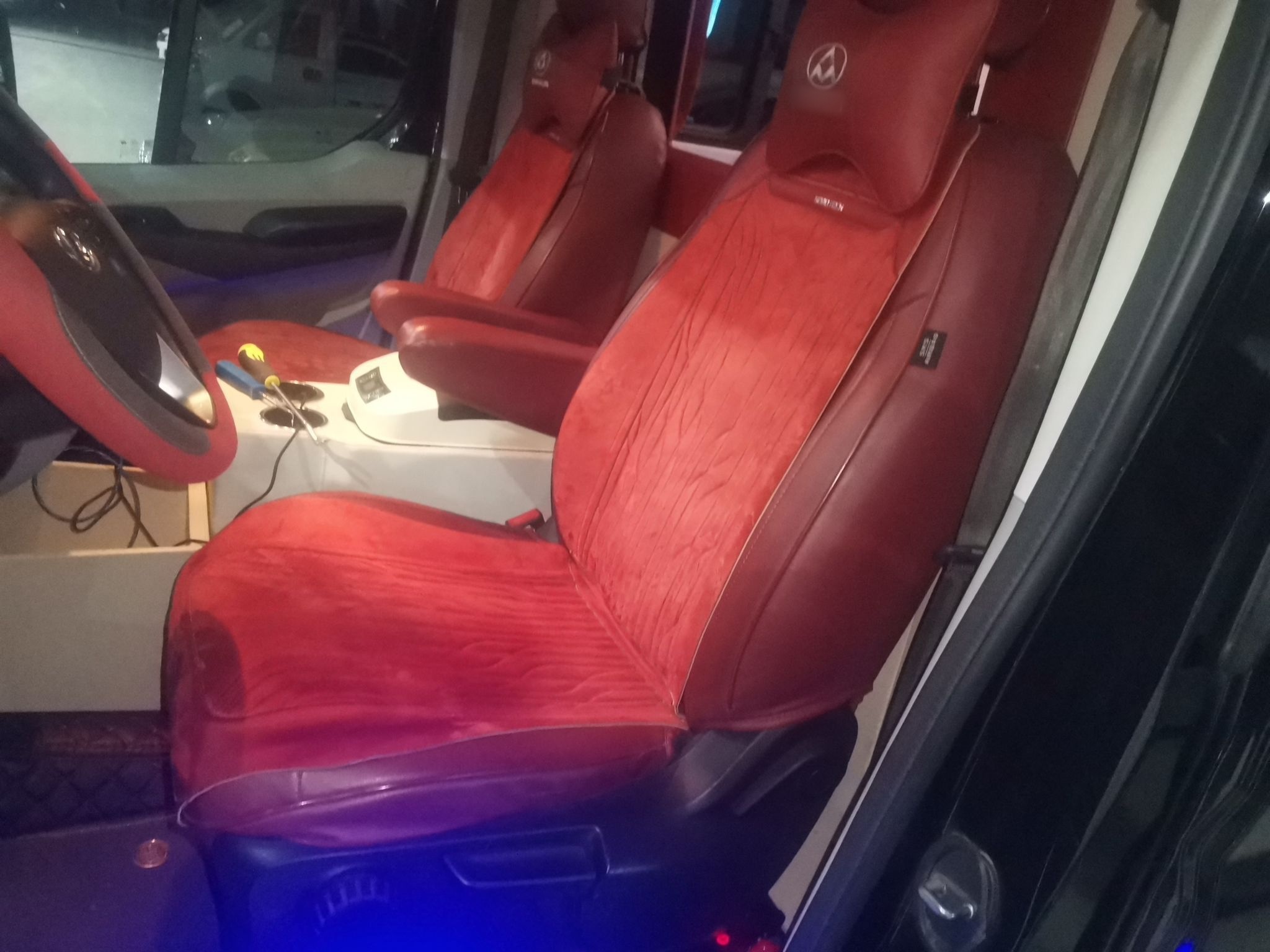 Переднее сиденье в автомобиле