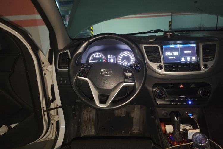Used Hyundai Tucson 2015 1.6T Dual-Clutch Two-Wheel-Drive Smart Model Steering Wheel