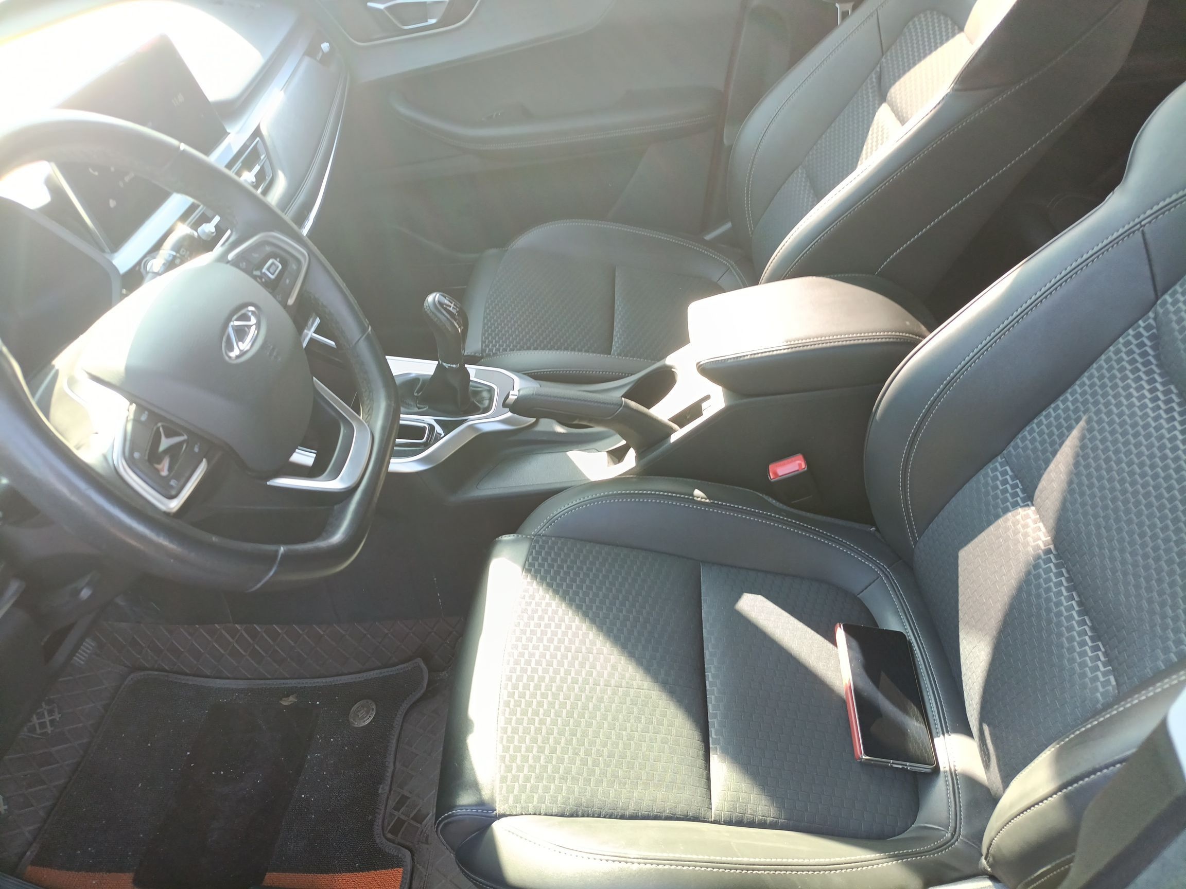 Переднее сиденье в автомобиле