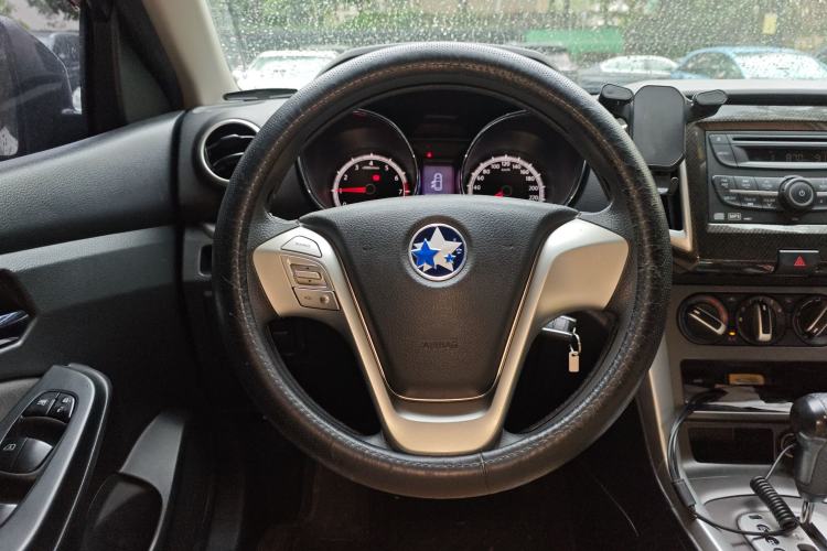 Used Venucia T70 2015 2.0L CVT Smart Choice Edition
