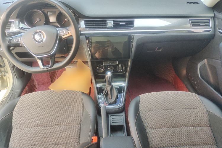 Used Volkswagen C-TREK 2018 1.5L Automatic Comfort Model Center Console