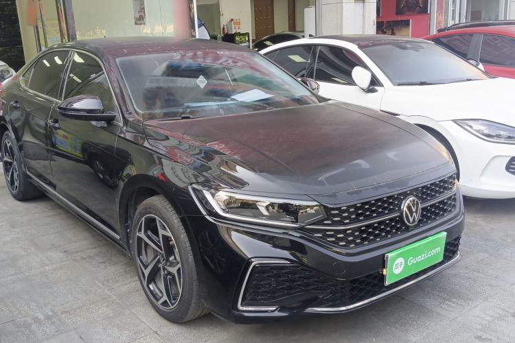 Used Volkswagen Passat 2024 380TSI Starry Elite Edition Front Right 45 Deg