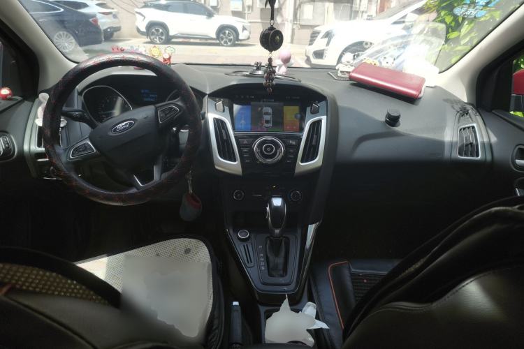 Used Ford Focus 2018 Sedan Classic 1.6L Automatic Trendy SmartDrive Edition Center Console